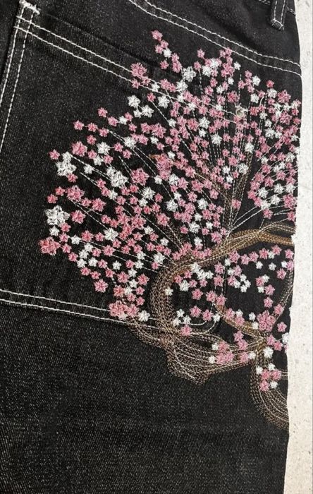 Джинсы с сакурой