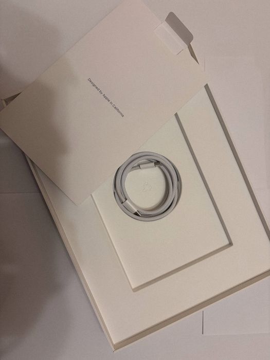 iPad A16 – Ca nou, baterie 100%, 74 cicluri, cutie originală