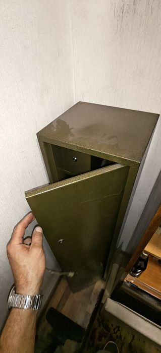 Шкаф. С баром с подсветкой внутри.