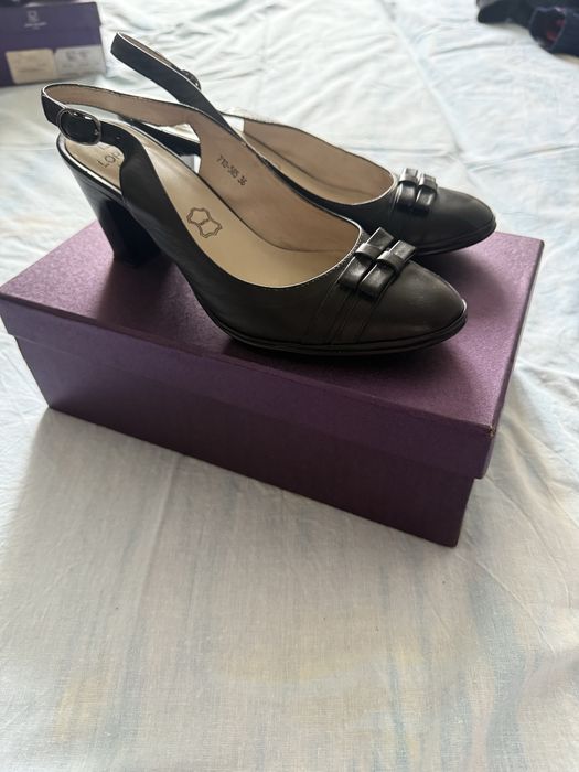 Продам кожанные босоножки