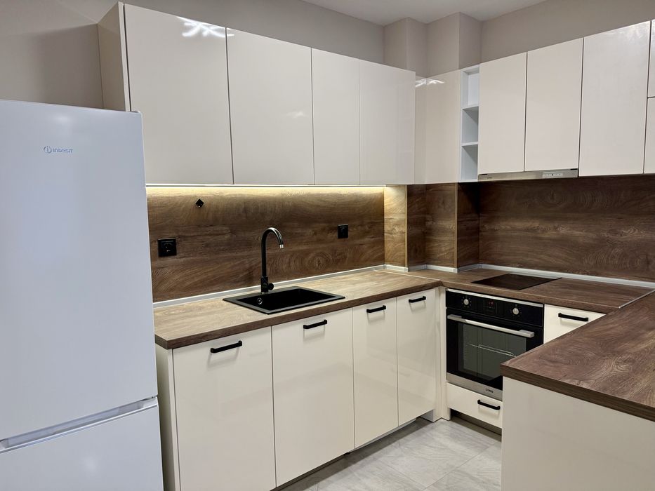 Двустаен апартамент с подземно паркомясто под наем в к-с “Южен 2”