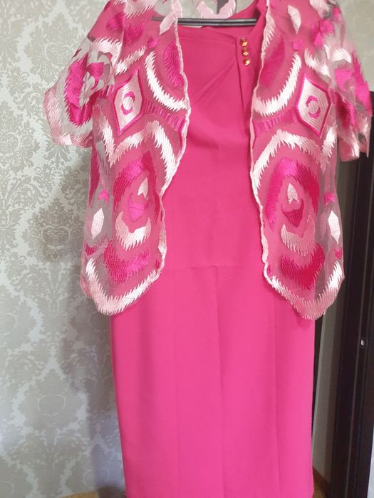 Продаю платье с накидкой.