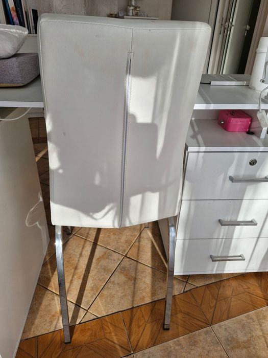 Стилен бял кожен стол