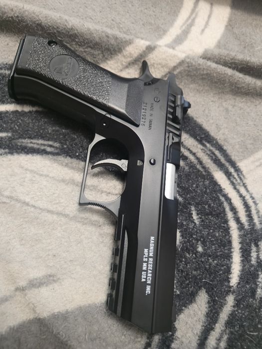 Pistol airsoft in stare impecabila, cu CO2 si este semi automatic