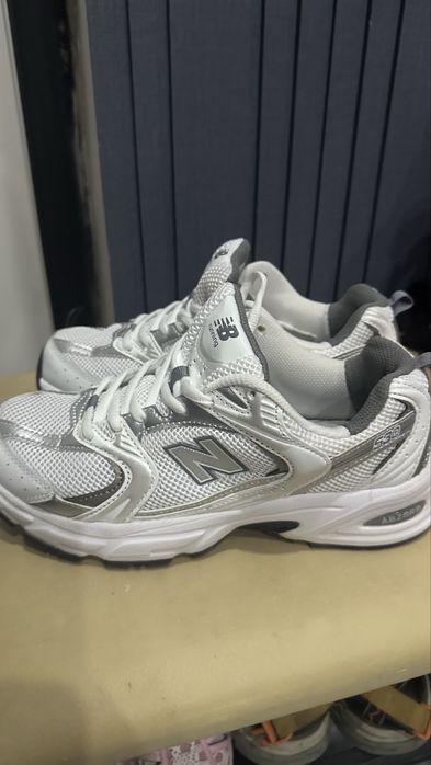 Кроссовки женские