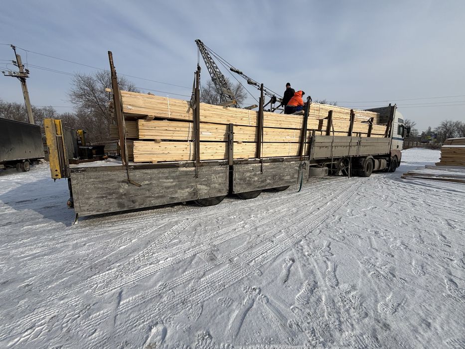 Сухие опилки в мешках