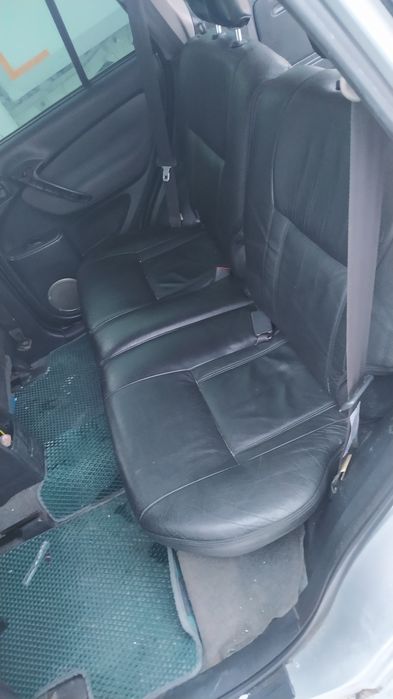 Задние кожаные сиденья на Toyota RAV4 II поколение