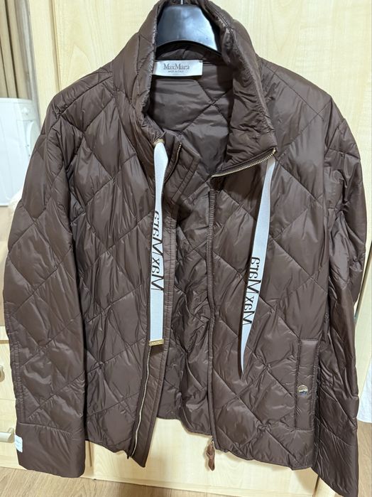 Страхотен модел преходно яке Max Mara