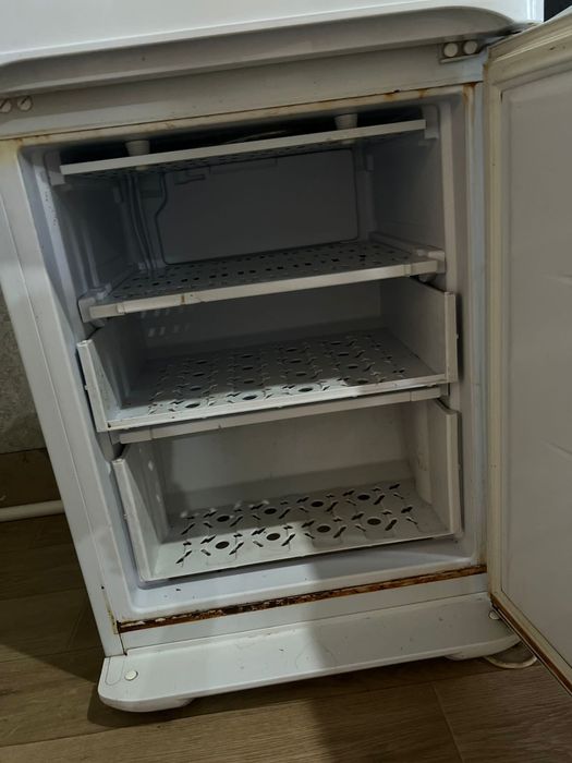 Холодильник сатылалы жұмыс істеп тұр бюрюса