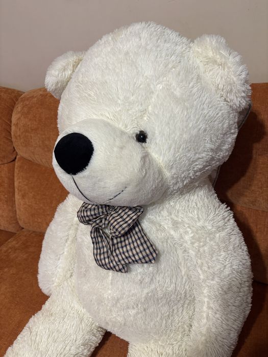 Голям бял плюшен мечок