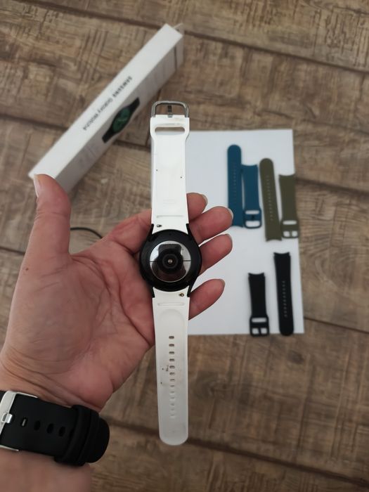 Samsung Galaxy Watch4 Classic – stare impecabilă, ca nou + încărcător