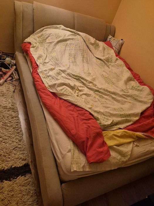Pat dublu, suprafata de dormit 160x200 cm.