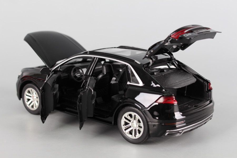 Audi Q8 (1:24) метална кола с отварящи се врати,звук и светлина