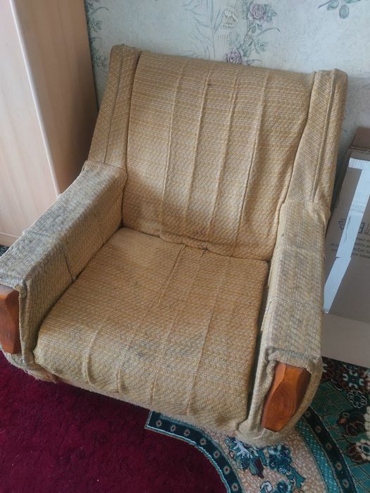 Отдам бесплатно диван и 2 кресла