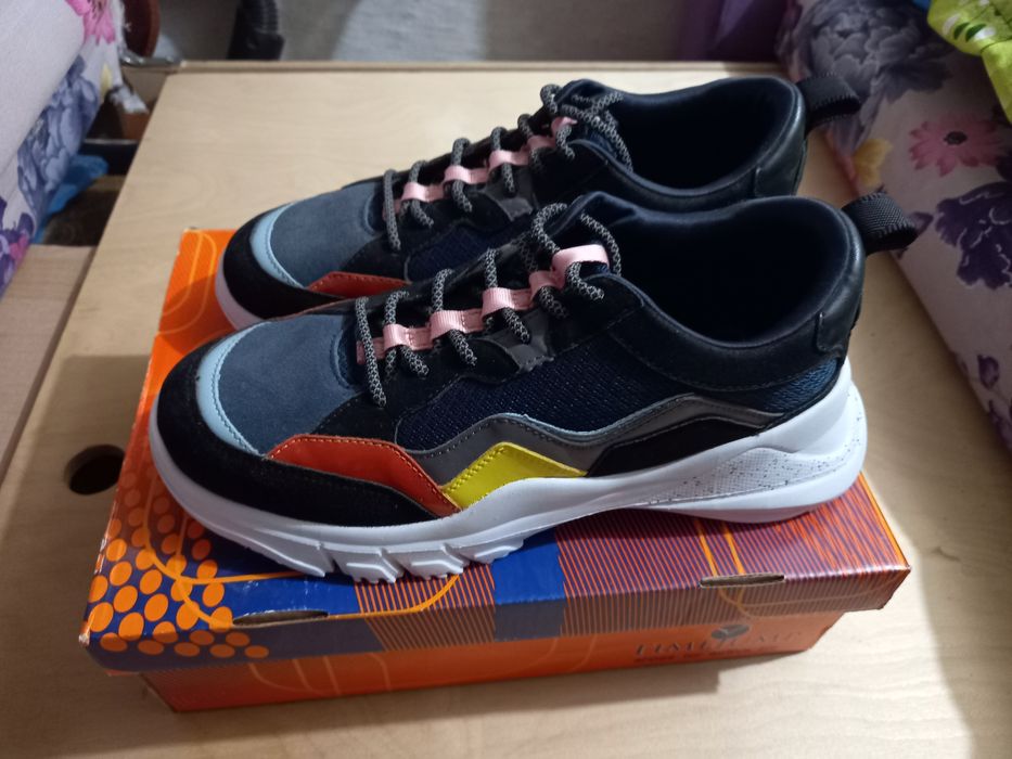 Кроссовки женские