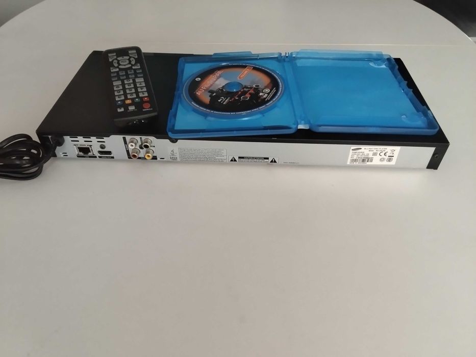 оригинален блу рей двд и 3 де плеър на Самсунг  перфектен