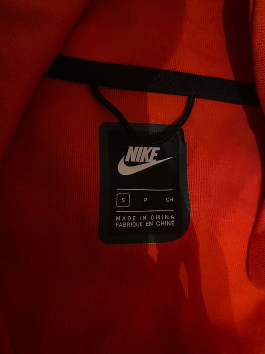 Vând Nike tech red