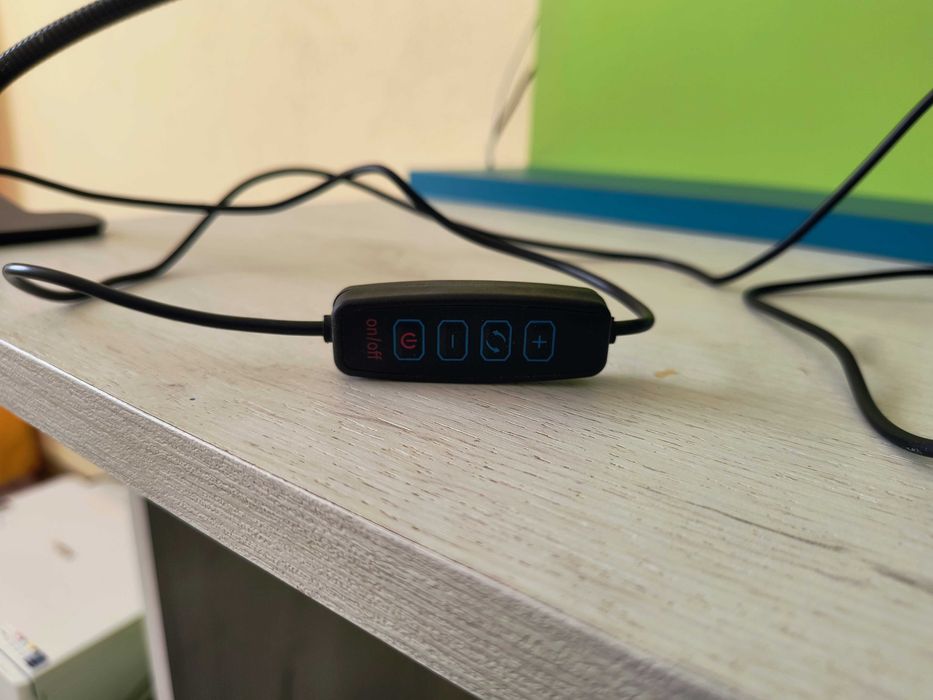 Лед лампа й схойка за телефон