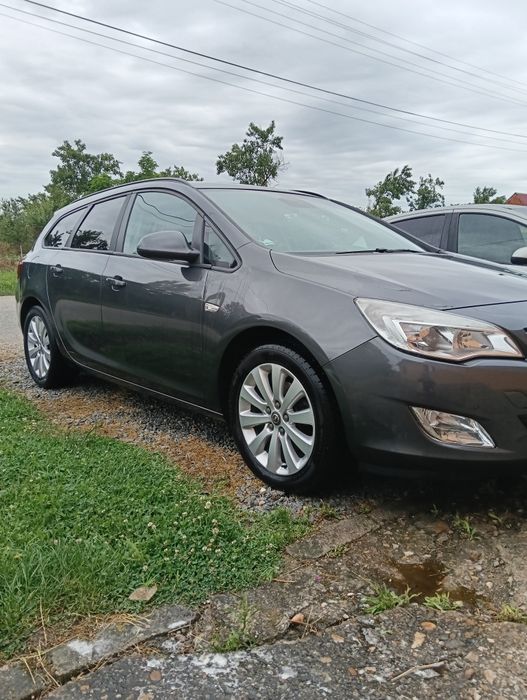 Vând Opel Astra J Sports Tourer 1.7 cdti 2012