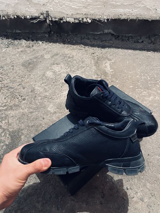 Продам кроссовки от бренда Prada