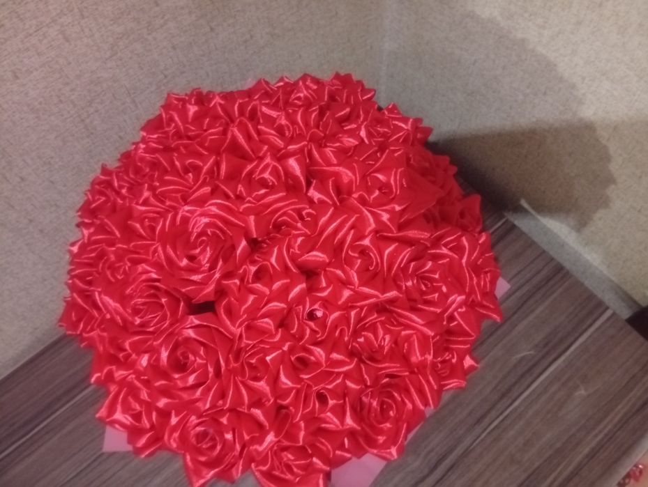 Розы из атласной ленты