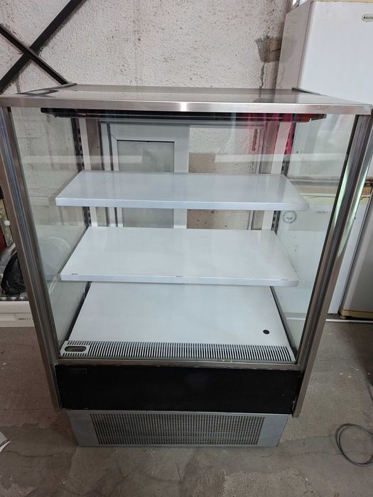 Сладкарска хладилна витрина