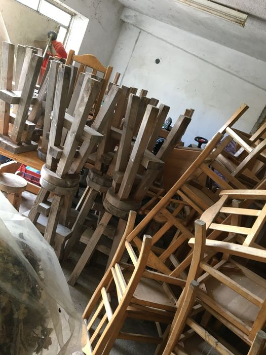 Дървени маси и столове