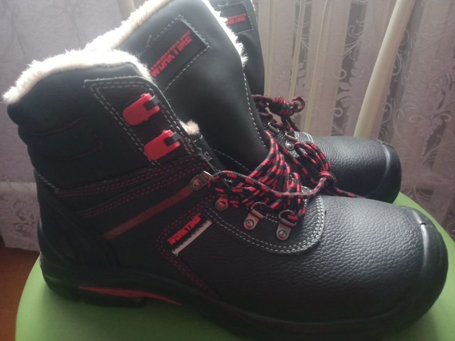 Ботинки зима 44размер .