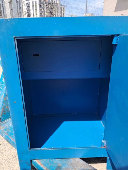 Продавам метална каса за документи