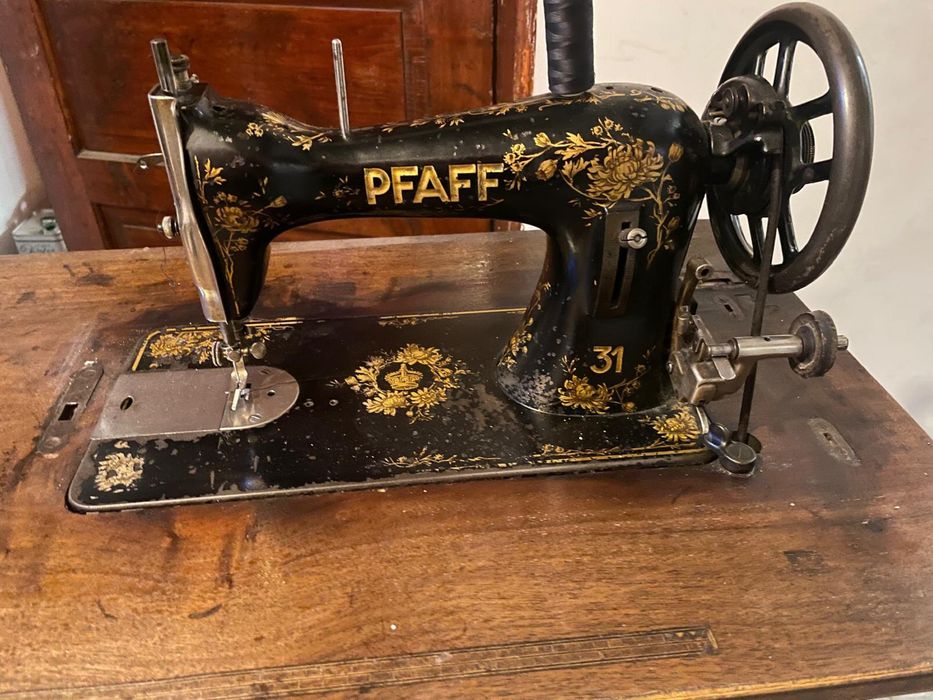 Старинна шевна машина PFAFF 31 с оригинална маса и крачен механизъм