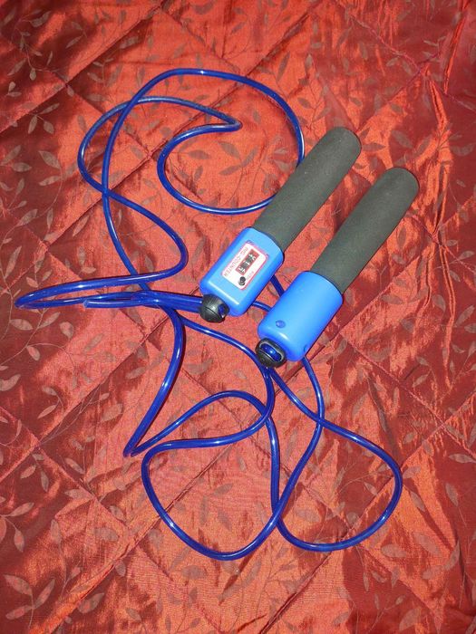 Прыгала скакалка