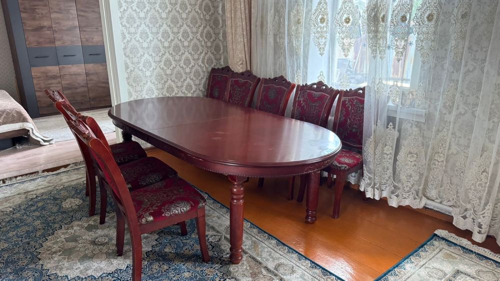 Стол с стулями в комплекте