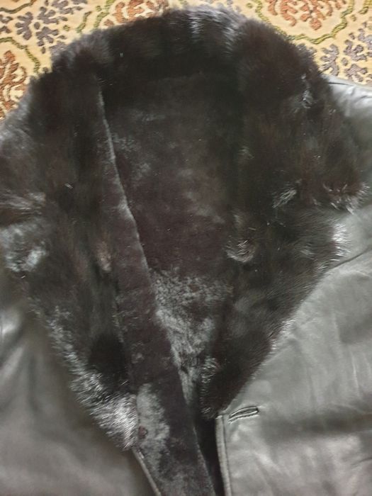 Плащь кожанный с мехом.