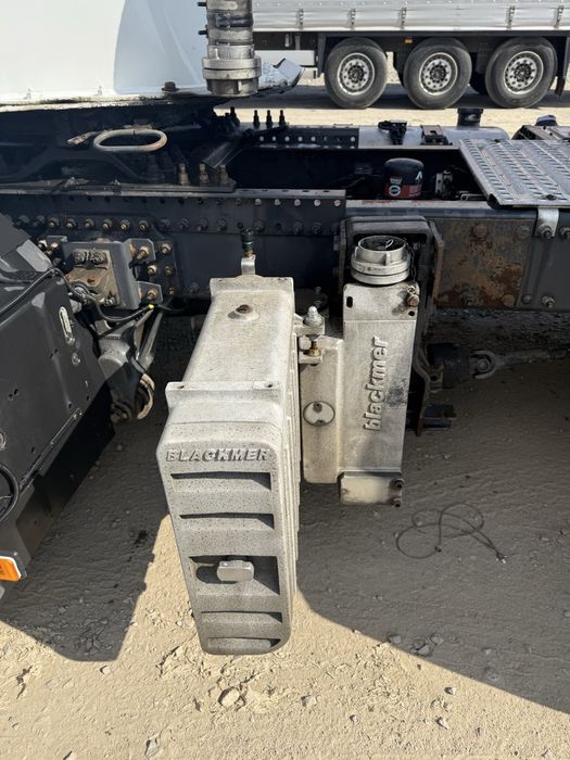 Vand ansamblu cimentruc ( cap tractor + cisterna)