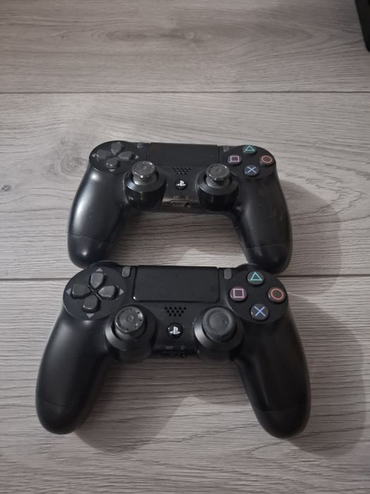 Vând PS4  foarte Bun