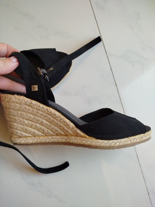 Дамски сандали в черно