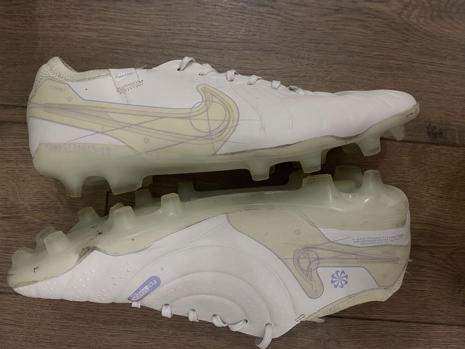 Nike tiempo белые