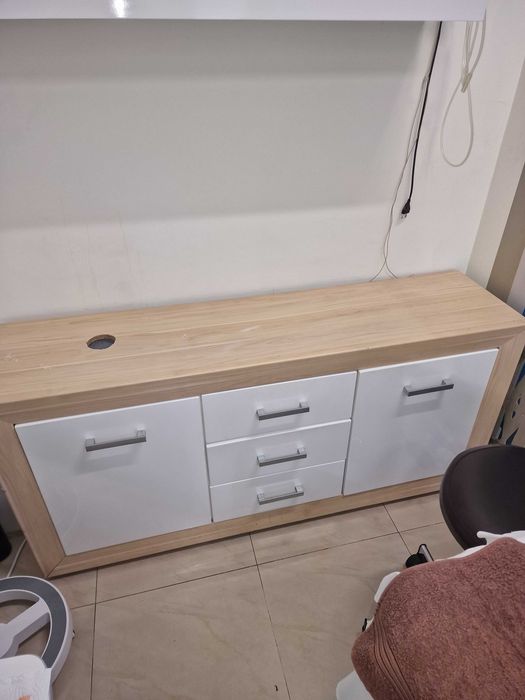 Козметичен шкаф с отвор за мивка