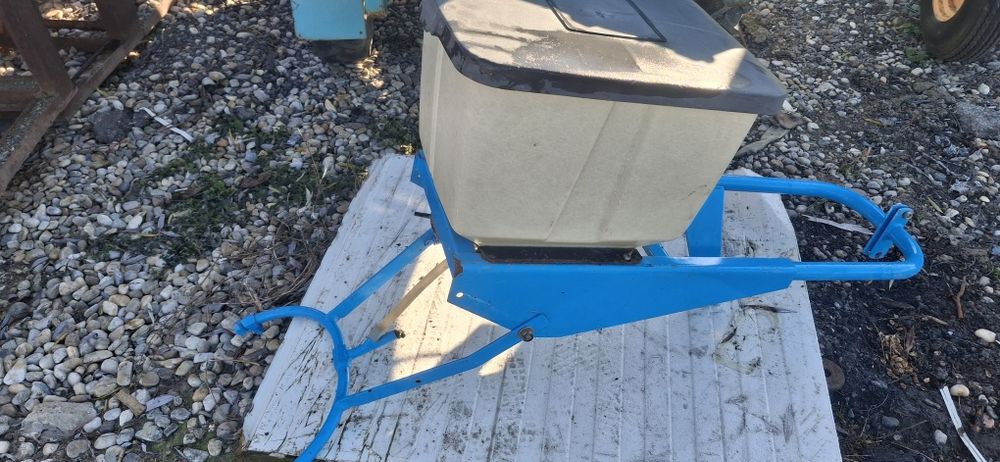 Microgranulator distribuitor reglabil