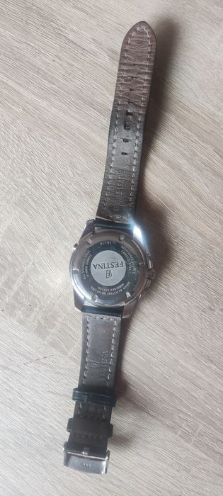 Часовника е във перфектно състояние работи FESTINA