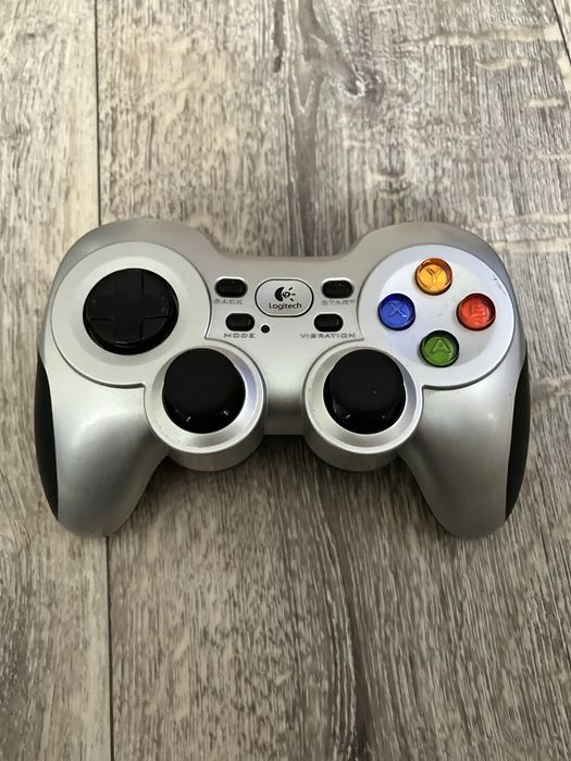 Продам джойстик Logitech F710