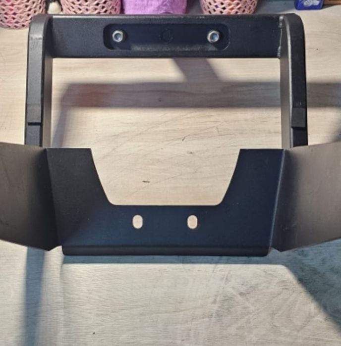 Vand o pereche de bracket-uri D&B Audiotechnik  originale pentru boxe V7P/V10P