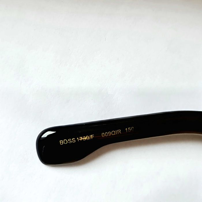 солнцезащитные очки Boss.