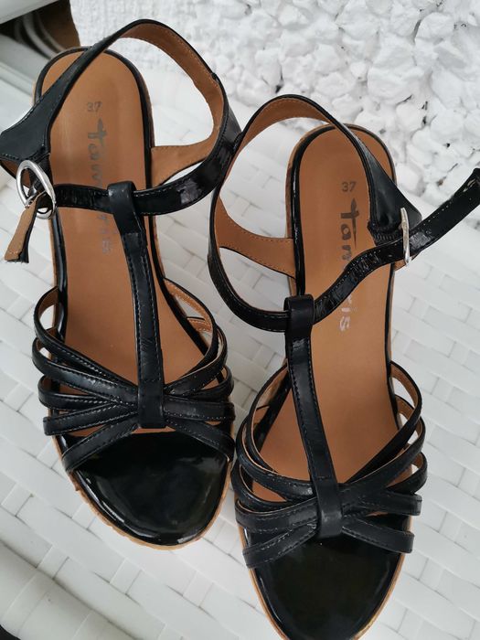 Sandale negre cu platforma, din piele lacuita, Tamaris