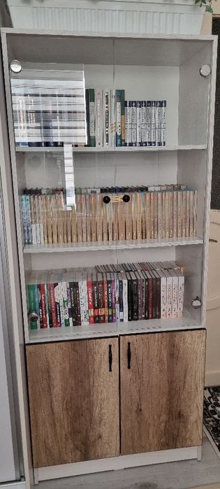 Книжный шкаф сотилади