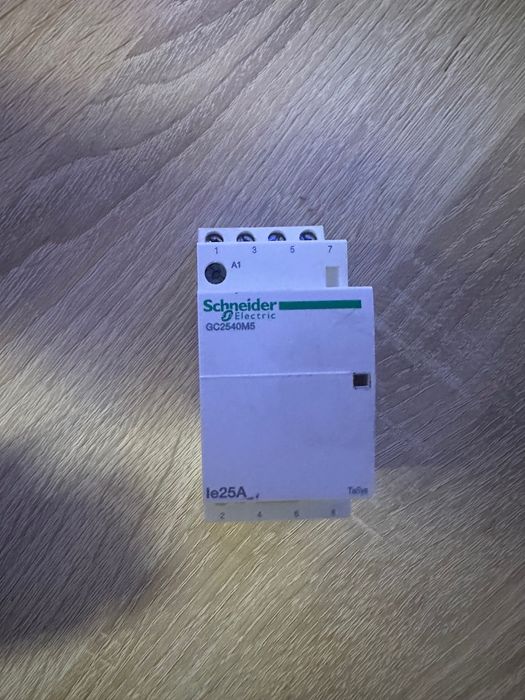 Contactor Schneider Electric GC2540M5 – 25A,4poli–5 bucăți disponibile