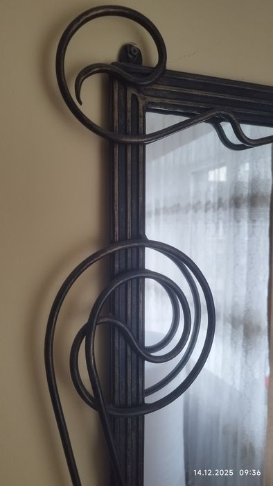 Зеркало в кованой раме