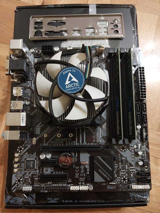 Intel i7 8700 + Gigabyte B360M DS3H + 16GB 2666 Crucial + Arctic cooler