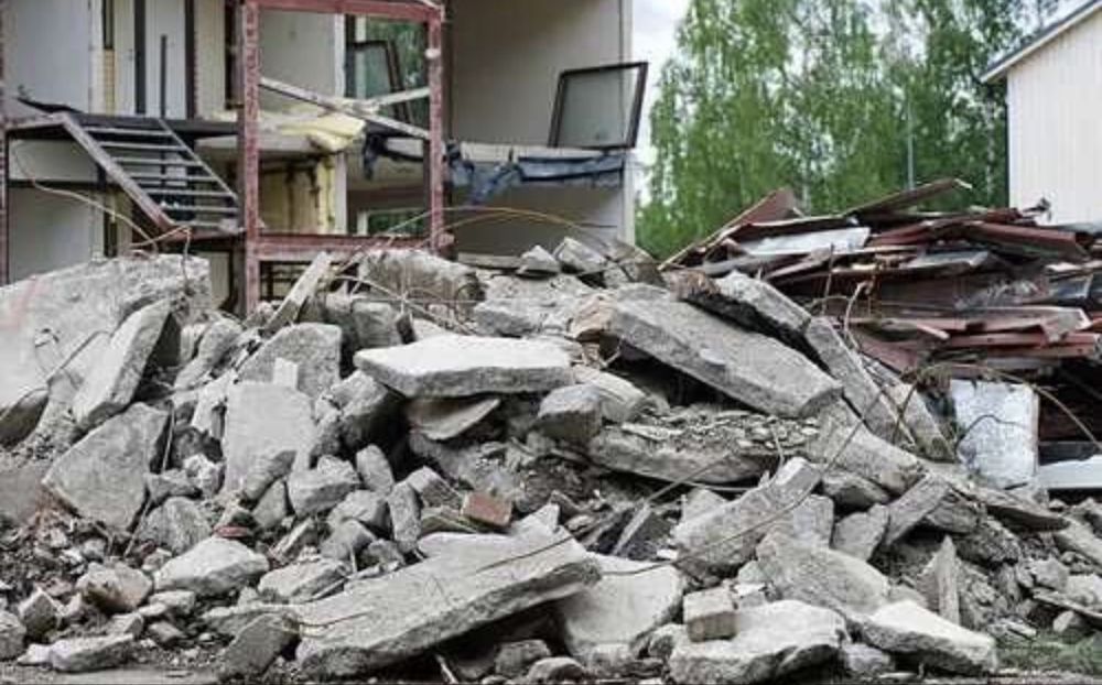 Transport moloz, saci,vrac deșeuri construcții, moluz  Debarasare apartamente, case, garaje Evacuare mobilă veche, electrocasnice Demolări interioare