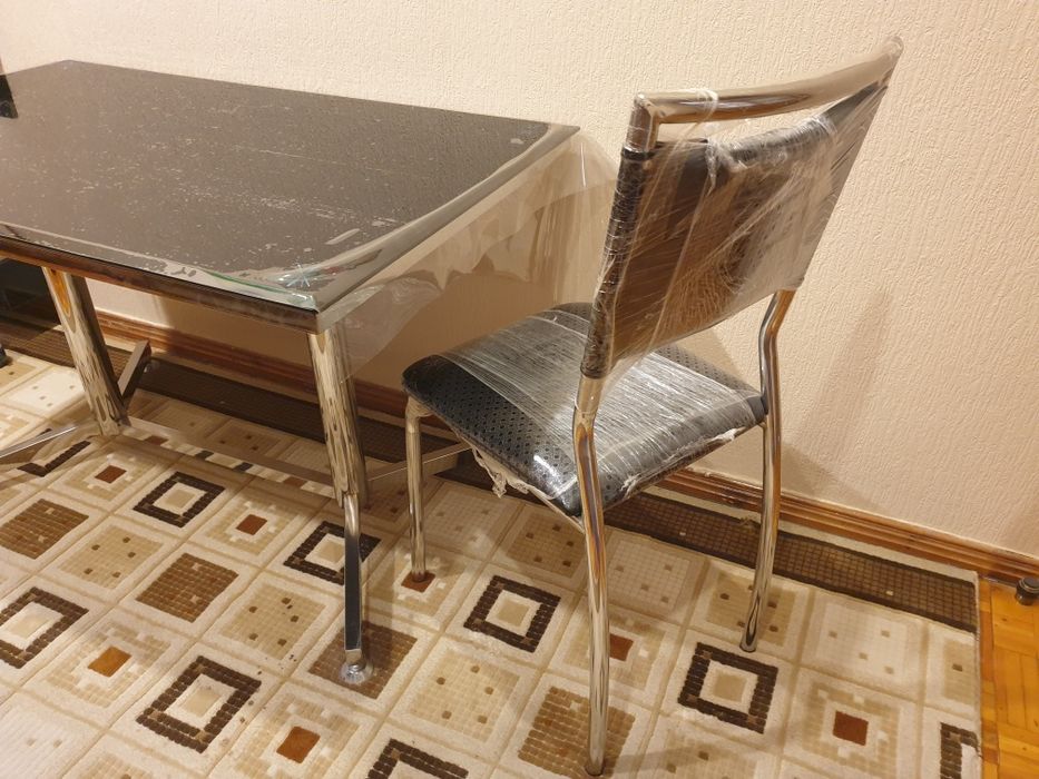 Продам стеклянный стол и четыре стула к нему!